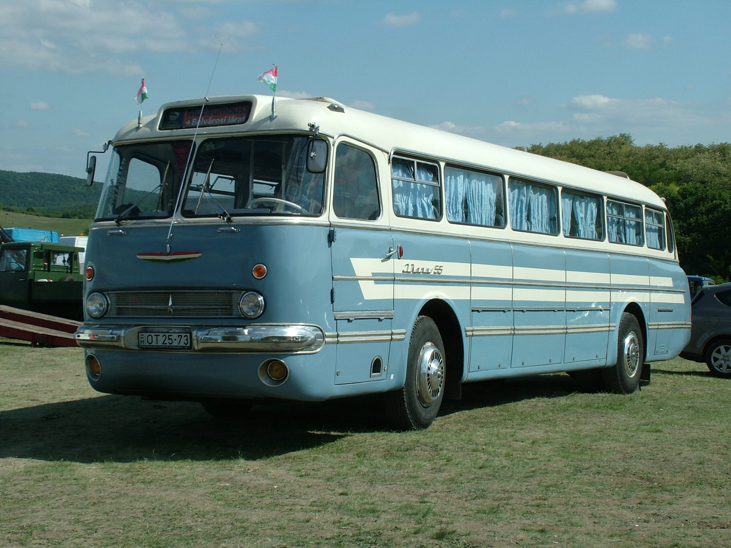 bus manufacturer Ikarus